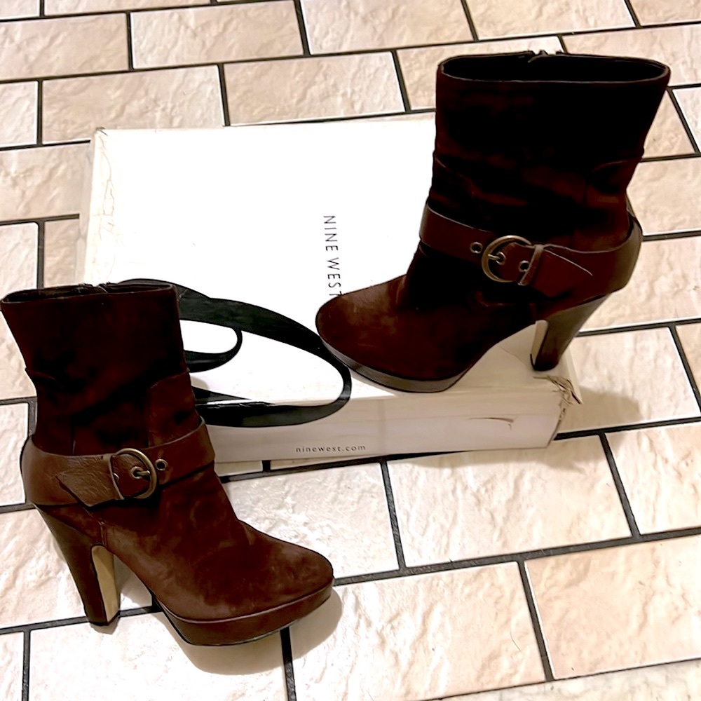 Nine West Dark Brown Suede Platform Booties/Leather Buckle 4.5 inch heel Size 8